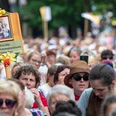 Pątniczki przybywają z różnych stron archidiecezji.