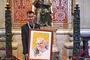 Ks. Paweł  z malowidłem stworzonym  przez Miłosza Nosiadka  i osoby z niepełnosprawnościami.