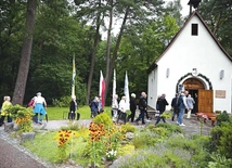 Pielgrzymi dochodzą  do sanktuarium Matki Bożej Trzykroć Przedziwnej.