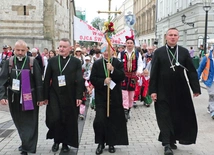Abp Marek Jędraszewski,  z krzyżem w dłoniach, prowadził pielgrzymów w dniu wyjścia Drogą Królewską.