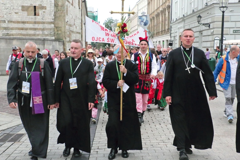Abp Marek Jędraszewski,  z krzyżem w dłoniach, prowadził pielgrzymów w dniu wyjścia Drogą Królewską.