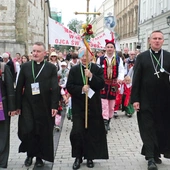 Abp Marek Jędraszewski,  z krzyżem w dłoniach, prowadził pielgrzymów w dniu wyjścia Drogą Królewską.