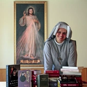 – Na co dzień możemy korzystać z „Dzienniczka” w wersji książkowej. Zachęcam,  by 30 i 31 sierpnia zobaczyć  jego  manuskrypty  – mówi s. Gaudia. 