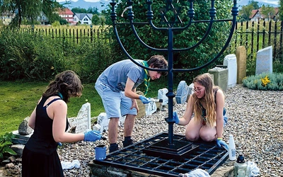 Cmentarz w Czarnym Dunajcu można zwiedzać. Jest on położony przy drodze wojewódzkiej do Raby Wyżnej.