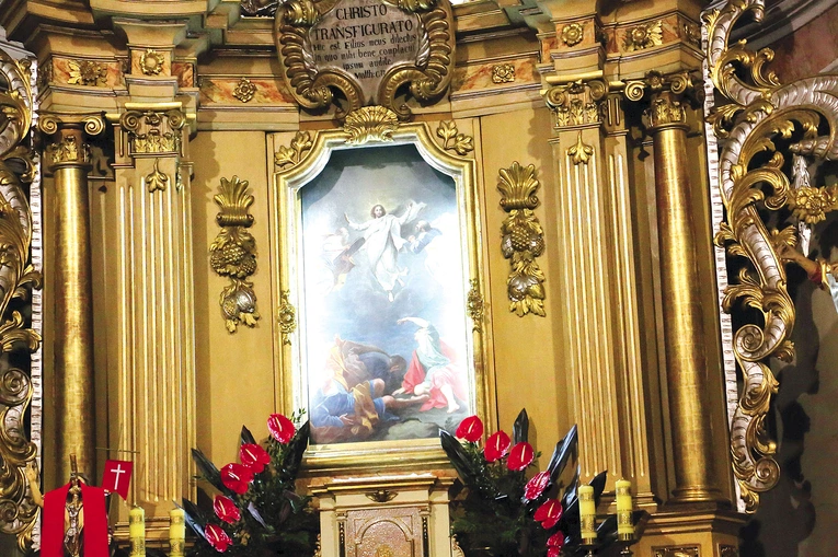 Obraz Przemienienia Pańskiego, zamówiony w Rzymie  w 1723 r.  dla miejscowej świątyni. 