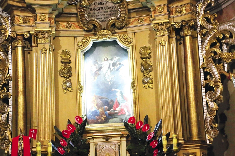 Obraz Przemienienia Pańskiego, zamówiony w Rzymie  w 1723 r.  dla miejscowej świątyni. 