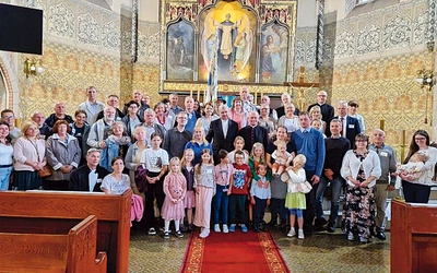 Do Jeżowa Sudeckiego przyjechało kilkadziesiąt par, które miały bezalkoholowe wesela lub chcą takie zorganizować. Wielu z uczestniów pojawiło się na spotkaniu z dziećmi, a nawet wnukami.  