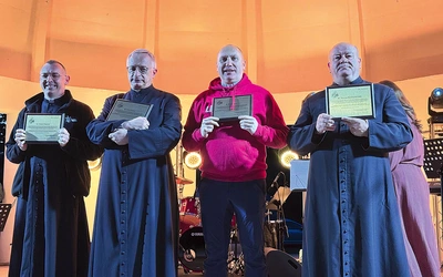 Pierwszego wieczoru na scenie przy kościele w Makowie odbył się jubileuszowy koncert w wykonaniu łowickich kapłanów. Później przyszedł czas na apel i podziękowania.