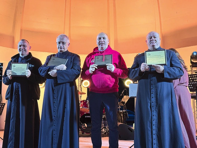 Pierwszego wieczoru na scenie przy kościele w Makowie odbył się jubileuszowy koncert w wykonaniu łowickich kapłanów. Później przyszedł czas na apel i podziękowania.