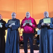 Pierwszego wieczoru na scenie przy kościele w Makowie odbył się jubileuszowy koncert w wykonaniu łowickich kapłanów. Później przyszedł czas na apel i podziękowania.
