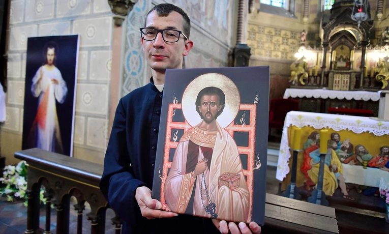 Z okazji parafialnej uroczystości przygotowano kopie wizerunku patrona, które mają trafić do każdej rodziny. 