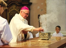 Obrzęd jest pełen symboli i gestów podkreślających sacrum.