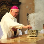 Obrzęd jest pełen symboli i gestów podkreślających sacrum.