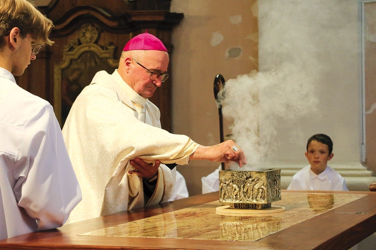 Obrzęd jest pełen symboli i gestów podkreślających sacrum.