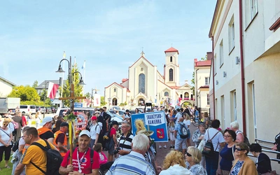 Pielgrzymi na tle ostrobramskiej bazyliki w Skarżysku-Kamiennej.