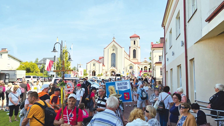 Pielgrzymi na tle ostrobramskiej bazyliki w Skarżysku-Kamiennej.