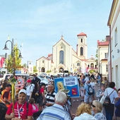 Pielgrzymi na tle ostrobramskiej bazyliki w Skarżysku-Kamiennej.