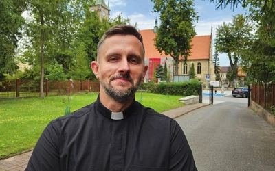  Ksiądz Klusek wspomina, że jego początki w seminarium były trudne. Nie znał języka hiszpańskiego, posługiwał się tylko angielskim. Hiszpańskiego nauczył się w szkole dla obcokrajowców. 