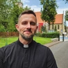  Ksiądz Klusek wspomina, że jego początki w seminarium były trudne. Nie znał języka hiszpańskiego, posługiwał się tylko angielskim. Hiszpańskiego nauczył się w szkole dla obcokrajowców. 