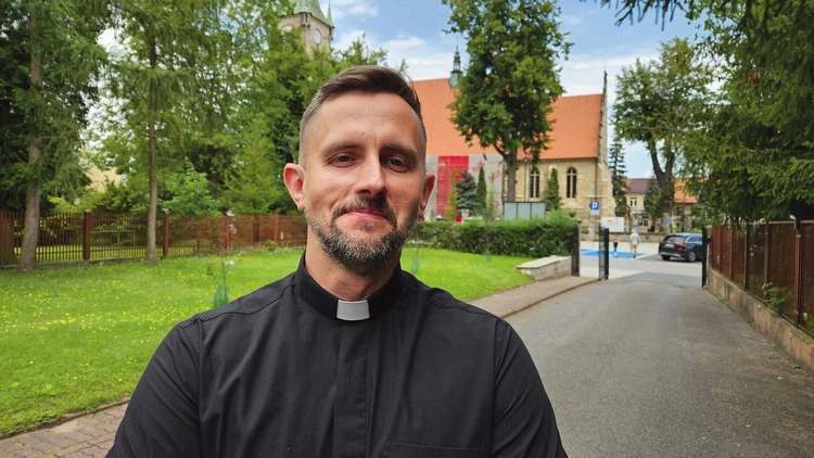  Ksiądz Klusek wspomina, że jego początki w seminarium były trudne. Nie znał języka hiszpańskiego, posługiwał się tylko angielskim. Hiszpańskiego nauczył się w szkole dla obcokrajowców. 