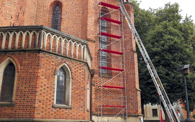 Głównym powodem podjęcia prac była postępująca korozja dachu.