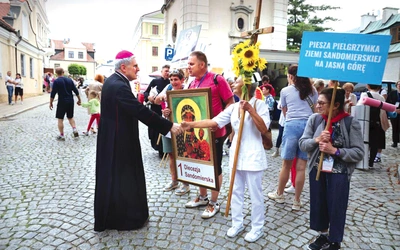 Przed wyruszeniem na pątniczy szlak pielgrzymów pozdrowił i pobłogosławił bp Nitkiewicz.