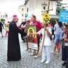 Przed wyruszeniem na pątniczy szlak pielgrzymów pozdrowił i pobłogosławił bp Nitkiewicz.