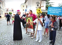 Przed wyruszeniem na pątniczy szlak pielgrzymów pozdrowił i pobłogosławił bp Nitkiewicz.
