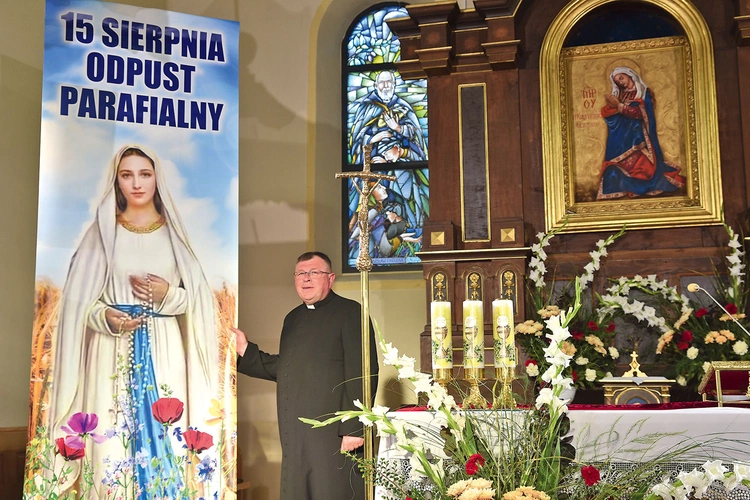 – Na renowację czekają jeszcze ołtarz główny, ambona i chrzcielnica – mówi ks. proboszcz Mirosław Tragarz.