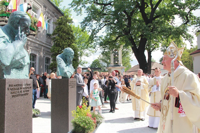 Prymas Tysiąclecia modlił się tutaj 11 sierpnia 1963 roku, a kard. Karol Wojtyła 6 sierpnia 1971 roku.