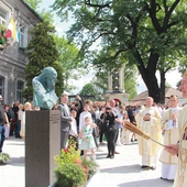 Prymas Tysiąclecia modlił się tutaj 11 sierpnia 1963 roku, a kard. Karol Wojtyła 6 sierpnia 1971 roku.