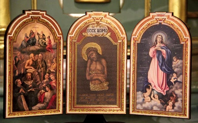 Tryptyk pleśnieński to trzy obrazy: Wszystkich Świętych, Ecce Homo i Wniebowzięcia NMP. Peregrynował wśród parafian z okazji 700-lecia.