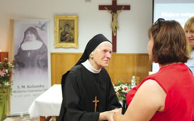 Siostra Stefania Jaworska, autorka książki „Matka wielu”, rozmawia  z wnuczką ocalonej przez matkę Kolumbę w czasie wojny kobiety. Jej babcia miała wtedy kilkanaście lat, matka ukrywała ją przez rok.  Widać, że Pan Bóg pisze kolejne rozdziały książki o niej, bo choć takich historii jest wiele, tej siostry nie znały.