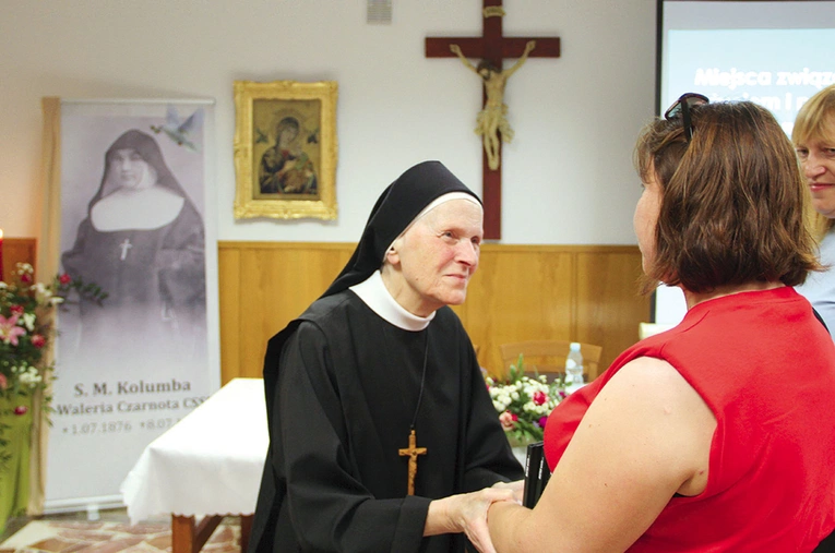 Siostra Stefania Jaworska, autorka książki „Matka wielu”, rozmawia  z wnuczką ocalonej przez matkę Kolumbę w czasie wojny kobiety. Jej babcia miała wtedy kilkanaście lat, matka ukrywała ją przez rok.  Widać, że Pan Bóg pisze kolejne rozdziały książki o niej, bo choć takich historii jest wiele, tej siostry nie znały.