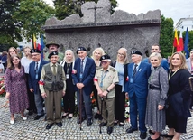 Uroczystość zakończyła się złożeniem wieńców przed pomnikiem.
