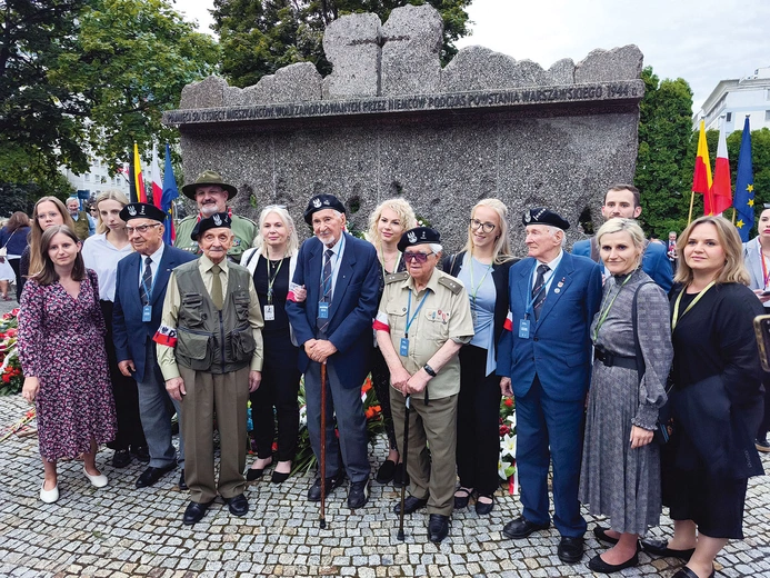 Uroczystość zakończyła się złożeniem wieńców przed pomnikiem.