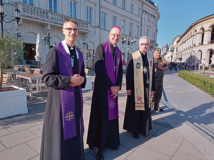 Pielgrzymów na pl. Bankowym pozdrawiali ks. Mateusz Gawarski, przewodnik WAPM i rektor kościoła akademickiego św. Anny, abp Adrian Galbas i biskup polowy WP Wiesław Lechowicz.
