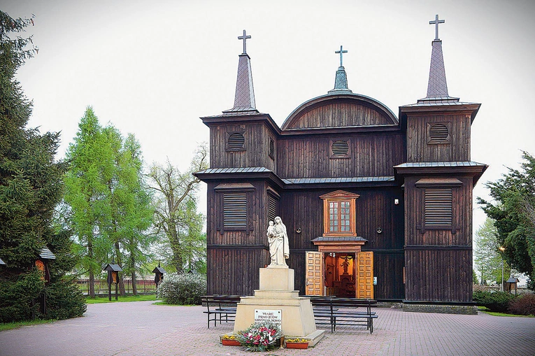 Drewniany kościół jest najważniejszym zabytkiem okolicy. Powstał z sosny kampinoskiej. Odwiedzają go pielgrzymi i turyści. 