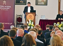 Wydarzenie przyciąga zarówno świeckich, konsekrowanych, jak i duchownych.