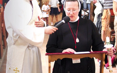 S. Irenea Gradzik, która zarządza zaopatrzeniem, obchodziła na trasie (w Bierutowie) 25. rocznicę złożenia profesji zakonnej.
