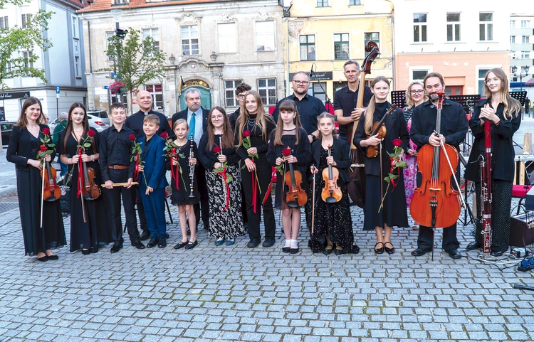 Cykl muzycznych spotkań otwarło wydarzenie towarzyszące – „Lekka klasyka na oławskim rynku” – koncert orkiestry parafialnej z kościoła pw. Świętych Apostołów Piotra i Pawła pod dyrekcją Pawła Ożgi.