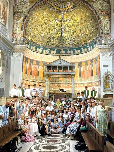 Podczas wyjazdu młodzi zwiedzili wiele miejsc, byli chociażby w Asyżu u bł. Carla Acutisa, który był patronem tegorocznego Jubileuszu Młodych. – Do późnych godzin popołudniowych zwiedzaliśmy, a wieczorami – zanim zaczęły się uroczystości w Rzymie – dojeżdżaliśmy na tzw. Polski Rzym, gdzie Krajowe Biuro Organizacji ŚDM zorganizowało dla nas: koncerty, świadectwa i Msze św. pod przewodnictwem polskich kardynałów i biskupów. Oczywiście kluczowe było spotkanie z Leonem XIV na Tor Vergata – wyjaśnia ks. Paweł G…