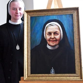 Wicepostulatorka s. M.W. Szelejewska przy portrecie służebnicy Bożej. Iwona Król urodziła się 12 maja 1908 r. na Kaszubach, a w 1930 r. wstąpiła do Zgromadzenia Sióstr św. Elżbiety w Poznaniu. Po wybuchu II wojny światowej trafiła najpierw do Wrocławia, a następnie do Wschowy. Odznaczała się głęboką pobożnością, samarytańską miłością względem bliźnich, heroiczną odwagą i patriotyzmem. W czasie wojny odmówiła podpisania volkslisty. Po wkroczeniu do Wschowy wojsk radzieckich z narażeniem życia strzegła powie…