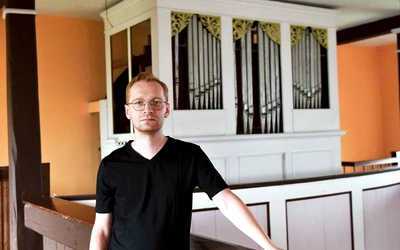 Mateusz  Kręcisz  od 2021 r. jest głównym organistą w parafii  św. Stanisława Biskupa w Łęgowie.  Od 2016  pracuje w Zakładzie Organmistrzowskim „Ars Organum” Adam Olejnik w Głoguszu  k. Sulechowa  jako  organmistrz, piszczałkarz. intonator.  Cztery lata  temu zdał w Warszawie egzamin czeladniczy w zawodzie organmistrz. Na co dzień dba o dobry stan organów w Łęgowie, Klępsku i Sulechowie (fara). Jest członkiem diecezjalnej podkomisji  ds. budownictwa organowego.