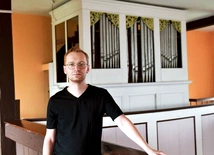 Mateusz  Kręcisz  od 2021 r. jest głównym organistą w parafii  św. Stanisława Biskupa w Łęgowie.  Od 2016  pracuje w Zakładzie Organmistrzowskim „Ars Organum” Adam Olejnik w Głoguszu  k. Sulechowa  jako  organmistrz, piszczałkarz. intonator.  Cztery lata  temu zdał w Warszawie egzamin czeladniczy w zawodzie organmistrz. Na co dzień dba o dobry stan organów w Łęgowie, Klępsku i Sulechowie (fara). Jest członkiem diecezjalnej podkomisji  ds. budownictwa organowego.