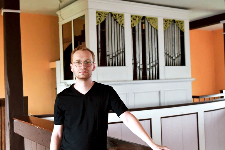 Mateusz  Kręcisz  od 2021 r. jest głównym organistą w parafii  św. Stanisława Biskupa w Łęgowie.  Od 2016  pracuje w Zakładzie Organmistrzowskim „Ars Organum” Adam Olejnik w Głoguszu  k. Sulechowa  jako  organmistrz, piszczałkarz. intonator.  Cztery lata  temu zdał w Warszawie egzamin czeladniczy w zawodzie organmistrz. Na co dzień dba o dobry stan organów w Łęgowie, Klępsku i Sulechowie (fara). Jest członkiem diecezjalnej podkomisji  ds. budownictwa organowego.