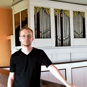 Mateusz  Kręcisz  od 2021 r. jest głównym organistą w parafii  św. Stanisława Biskupa w Łęgowie.  Od 2016  pracuje w Zakładzie Organmistrzowskim „Ars Organum” Adam Olejnik w Głoguszu  k. Sulechowa  jako  organmistrz, piszczałkarz. intonator.  Cztery lata  temu zdał w Warszawie egzamin czeladniczy w zawodzie organmistrz. Na co dzień dba o dobry stan organów w Łęgowie, Klępsku i Sulechowie (fara). Jest członkiem diecezjalnej podkomisji  ds. budownictwa organowego.