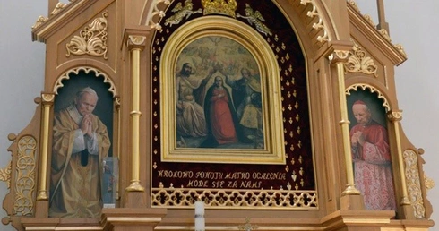 W kościele w Jarosławicach znajduje się łaskami słynący obraz Ukoronowania Matki Bożej.