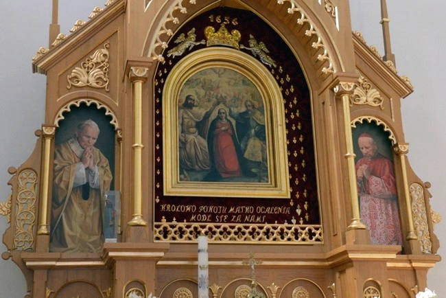 W kościele w Jarosławicach znajduje się łaskami słynący obraz Ukoronowania Matki Bożej.