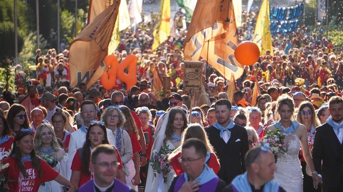 Pielgrzymi wchodzą na Jasną Górę
